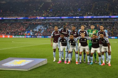 Aston Villa oyuncuları UEFA Şampiyonlar Ligi Stage maçı sırasında Villa Park, Birmingham, İngiltere, 2 Ekim 2024 'de Aston Villa-Bayern Münih maçında sıralanıyorlar.