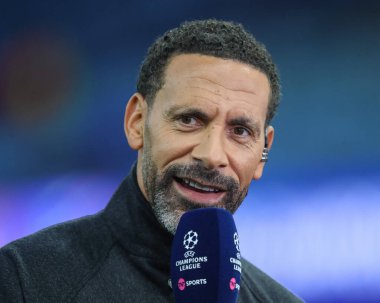 Rio Ferdinand, UEFA Şampiyonlar Ligi Sahne Maçı 'nda saha kenarını sunar. Aston Villa, Bayern Münih' e karşı Villa Park, Birmingham, İngiltere, 2 Ekim 2024