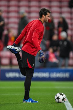 Liverpool 'dan Alisson Becker, Liverpool Ligi - Lig Stage maçı öncesi Anfield, Liverpool, Liverpool, İngiltere' de 2 Ekim 2024 'te ısındı.