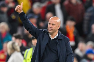 Liverpool 'dan Arne Slot, UEFA Şampiyonlar Ligi - Lig Stage maçı Liverpool Bologna' ya karşı Anfield, Liverpool, İngiltere 'de 2 Ekim 2024' te oynanan karşılaşma sonrasında takımların zaferinin ardından taraftarları kabul ediyor.