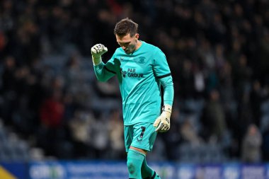 Preston North End 'den Freddie Woodman Preston North End' den Milutin Osmaji 'yi 2 Ekim 2024' te Preston North End 'in Deepdale, Preston, İngiltere' de oynanan Sky Bet Şampiyonası maçında 1-0 Preston 'a karşı galibiyet golünü atarken kutluyor.