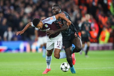 Bayern Münih 'ten Kingsley Coman ve Bayern Münih' ten Dayot UEFA Şampiyonlar Ligi Stage karşılaşmasında faul yapılmadı. Aston Villa, Bayern Münih 'e karşı Villa Park, Birmingham, Birleşik Krallık, 2 Ekim 2024