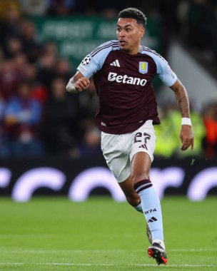 Aston Villa 'dan Morgan Rogers UEFA Şampiyonlar Ligi Stage maçı sırasında Villa Park, Birmingham, Birleşik Krallık' ta Aston Villa - Bayern Münih maçında