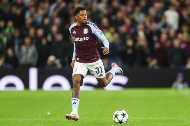 Aston Villa takımından Leon Bailey, UEFA Şampiyonlar Ligi Sahne Maçı 'nda Villa Park, Birmingham, İngiltere, 2 Ekim 2024' te Aston Villa-Bayern Münih maçında topa doğru ilerliyor.