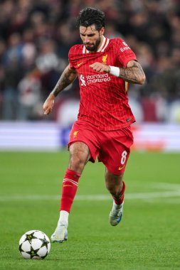 Liverpool 'dan Dominik Szoboszlai, 2 Ekim 2024' te İngiltere 'nin Liverpool kentinde Liverpool - Lig Sahne Maçı' nda Liverpool 'a karşı Bologna maçında topa vurdu.