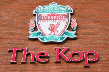 Kop dışında Liverpool rozetinin ayrıntılı bir görüntüsü UEFA Şampiyonlar Ligi - Lig Stage maçı Liverpool Bologna 'ya karşı Anfield, Liverpool, İngiltere, 2 Ekim 2024