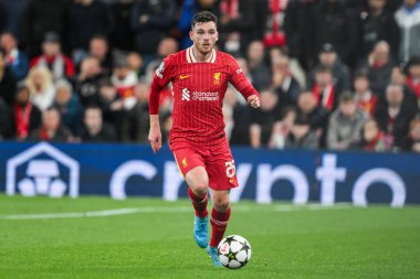 Liverpool 'dan Andy Robertson, 2 Ekim 2024' te İngiltere 'nin Liverpool kentinde oynanan Liverpool-Bologna Ligi Stage maçı sırasında topa vuruyor.