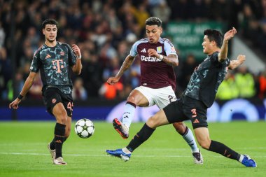 Aston Villa 'dan Morgan Rogers ve Bayern Münih' ten Kim Min-Jae UEFA Şampiyonlar Ligi Stage maçı sırasında Villa Park, Birmingham, Birleşik Krallık, 2 Ekim 2024 'te oynanan Bayern Münih maçında top için mücadele ettiler.