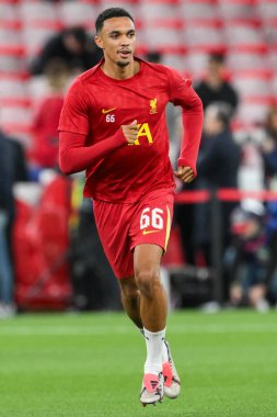Liverpool 'dan Trent Alexander-Arnold, 2 Ekim 2024' te İngiltere 'nin Liverpool kentinde oynanan Liverpool-Bologna maçından önce ısınmaya başladı.