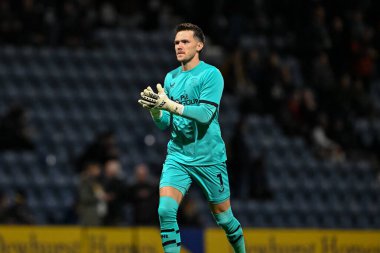 Preston North End 'den Freddie Woodman, 2 Ekim 2024' te İngiltere 'nin Deepdale kentinde oynanan Sky Bet Şampiyonası öncesinde taraftarlarını alkışlıyor.