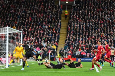 Bologna takımından Riccardo Orsolini, 2 Ekim 2024 'te İngiltere' nin Liverpool kentinde oynanan Liverpool-Bologna maçında topa liderlik ediyor.