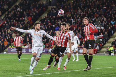Sheffield United takımından Anel Ahmedhodi, 2 Ekim 2024 'te Bramall Lane, Sheffield, İngiltere' de oynanan Swansea City maçında topu köşeye sıkıştırdı.