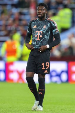 Bayern Münih 'ten Alphonso Davies UEFA Şampiyonlar Ligi Sahne Maçı' nda Aston Villa, Bayern Münih 'e karşı Birmingham, İngiltere, Villa Park, 2 Ekim 2024