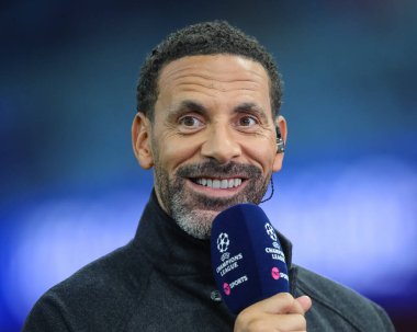 Rio Ferdinand, UEFA Şampiyonlar Ligi Sahne Maçı 'nda saha kenarını sunar. Aston Villa, Bayern Münih' e karşı Villa Park, Birmingham, İngiltere, 2 Ekim 2024