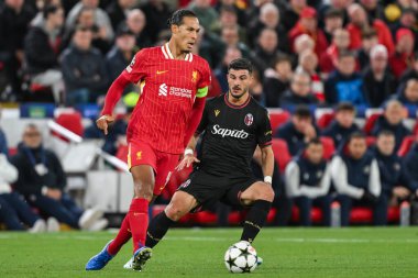 Liverpool 'dan Virgil van Dijk, Liverpool, İngiltere' nin Liverpool kentinde 2 Ekim 2024 'te oynanan Lig Stage maçı sırasında topla koşuyor.