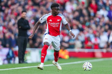 Arsenal 'den Bukayo Saka, 5 Ekim 2024' te Emirates Stadyumu 'nda oynanan Premier League maçında topla koşuyor.