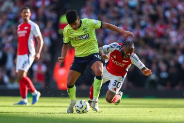 Arsenal 'den Raheem Sterling, 5 Ekim 2024 tarihinde Emirates Stadyumu' nda oynanan Premier League karşılaşmasında Southampton 'dan Mateus Fernandes' e meydan okudu.