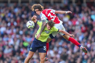 Arsenal 'den Riccardo Calafiori, Premier Lig maçı sırasında Southampton' dan Tyler Dibling ile birlikte 5 Ekim 2024 'te Emirates Stadyumu' nda Southampton 'a karşı mücadele etti.