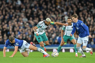 Everton 'dan James Tarkowski, İngiltere' nin Liverpool kenti Goodison Park 'ta oynanan Premier League maçı sırasında Newcastle United takımından Joelinton' ı yere serdi.