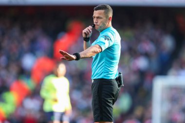 Hakem Tony Harrington, 5 Ekim 2024 tarihinde Emirates Stadyumu 'nda oynanan Premier League maçında Arsenal, Southampton' a karşı.