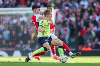 Southampton 'dan Flynn Downes, 5 Ekim 2024 tarihinde Emirates Stadyumu' nda oynanan Premier League maçında Arsenal ve Southampton maçında Arsenal 'in baskısı altında.