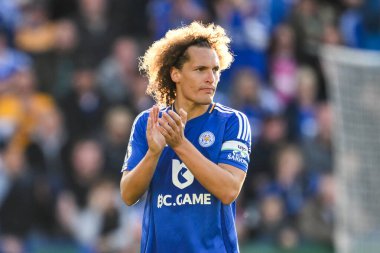 Leicester City 'nin Wout Faes' i, 5 Ekim 2024 'te King Power Stadyumu' nda Leicester City ile Bournemouth arasında oynanan Premier League maçında onu alkışlıyor.