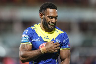 Warrington Wolves takımından Rodrick Tai, 4 Ekim 2024 'te İngiltere' de oynanan Sewell Group Craven Park 'ta oynanan yarı final karşılaşmasında sakatlandıktan sonra göğsünü tutuyor.