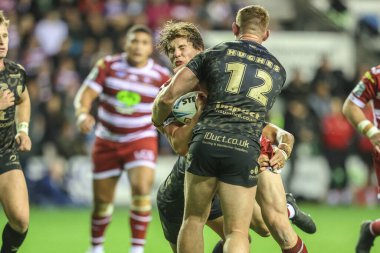 Wigan Warriors 'dan Ethan Havard, Betfred Süper Lig Yarı Finalleri' nde Leoparlar 'dan Jack Hughes tarafından Wigan Warriors ve Leigh Leopards' a karşı oynadığı The Brick Community Stadyumu, Wigan, Birleşik Krallık, 5 Ekim 2024