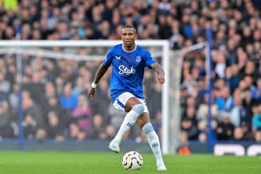 Everton 'dan Ashley Young, 5 Ekim 2024' te Goodison Park, Liverpool 'da oynanan Everton - Newcastle United Premier League maçı sırasında hareket halindeydi.