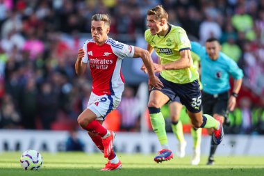 Arsenal 'den Leandro Trossard, 5 Ekim 2024' te Emirates Stadyumu 'nda oynanan Premier League maçında topu kırıyor.
