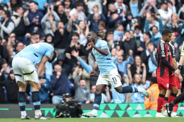 Manchester City 'den Jrmy Doku, Premier League maçında Manchester City ile Fulham maçında 5 Ekim 2024' te Etihad Stadyumu 'nda 3-1 kazanma golünü kutluyor.