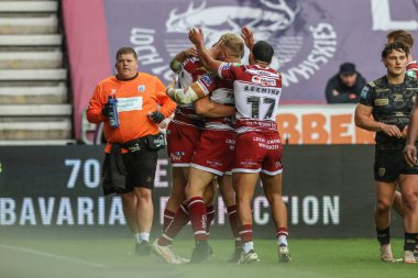 Wigan Warriors 'dan Sam Walters, 5 Ekim 2024' te İngiltere 'nin Wigan Stadyumu' ndaki Wigan Warriors - Leigh Leopards maçında oynadığı Betfred Süper Lig yarı finalini kutluyor.