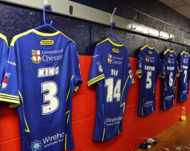Warrington Wolves takımının Toby King 'i Betfred Süper Lig Yarı Finalleri sırasında soyunma odasında Hull KR vs Warrington Wolves' a karşı Sewell Group Craven Park, Kingston upon Hull, Birleşik Krallık, 4 Ekim 2024
