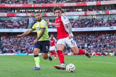 Arsenal 'den Riccardo Calafiori, 5 Ekim 2024' te Birleşik Krallık Emirates Stadyumu 'nda oynanan Premier League maçı sırasında Southampton' dan Adam Armstrong 'un baskısı altında.