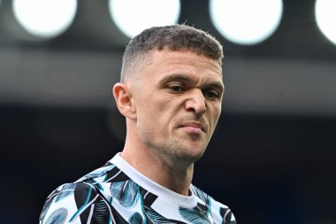 Newcastle United takımından Kieran Trippier, 5 Ekim 2024 'te Goodison Park, Liverpool' da oynanan Premier League maçı öncesinde ısınıyor.