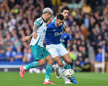 Everton 'dan Dwight McNeil, 5 Ekim 2024' te Goodison Park, Liverpool, İngiltere 'de oynanan Premier League karşılaşmasında Newcastle United' a karşı Bruno Guimares tarafından yenildi.