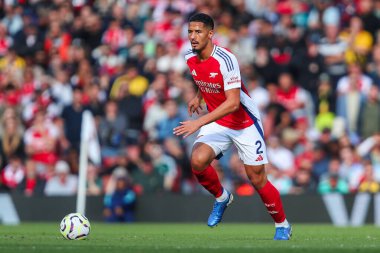 Arsenal 'den William Sthe, 5 Ekim 2024' te Emirates Stadyumu 'nda oynanan Premier League maçında topla koşar.