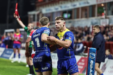 Warrington Wolves 'tan Matt Dufty ve Warrington Wolves' tan George Williams Betfred Süper Lig Yarı Finalleri 'nde Hull KR, Warrington Wolves' a karşı Sewell Group Craven Park, Kingston üzerine Hull, Birleşik Krallık, 4 Ekim 2024