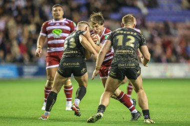 Wigan Warriors 'dan Ethan Havard, Betfred Süper Lig Yarı Finalleri' nde Leoparlar 'dan Brad Dwyer ile oynadığı Wigan Warriors vs Leigh Leopards maçında Wigan, Wigan, Birleşik Krallık' taki Brick Community Stadyumu 'nda karşı karşıya geldi.