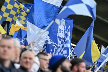 Everton taraftarları 5 Ekim 2024 'te Goodison Park, Liverpool' da oynanan Everton-Newcastle United Premier Lig karşılaşması öncesinde bayrak sallıyor ve pankart tutuyorlar.