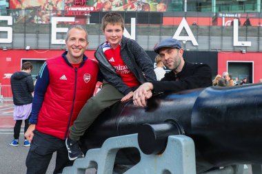 Taraftarlar, 5 Ekim 2024 tarihinde Birleşik Krallık 'taki Emirates Stadyumu' nda oynanan Premier League karşılaşması öncesinde Emirates Stadyumu 'na geldiler.