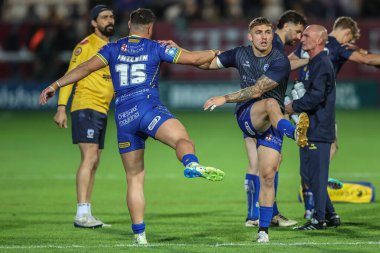 Warrington Wolves takımından Joe Philbin ve Sam Powell, Betfred Süper Lig yarı finallerinde ısınma turunda Hull KR, Warrington Wolves 'a karşı Sewell Group Craven Park, Kingston upon Hull, Birleşik Krallık, 4 Ekim 2024 