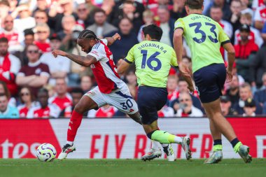 Arsenal 'den Raheem Sterling, Southampton' dan Yukinari Sugawara 'nın 5 Ekim 2024' te Emirates Stadyumu 'nda oynanan Premier League maçı sırasında Southampton' a karşı olan baskısı altında.