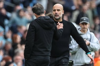 Manchester City 'nin Pep Guardiola teknik direktörü, 5 Ekim 2024 tarihinde Etihad Stadyumu' nda Manchester City Fulham 'a karşı oynanan Premier League maçında 3-2 kazandıktan sonra Fulham' ın Marco Silva teknik direktörü ile tokalaşıyor.