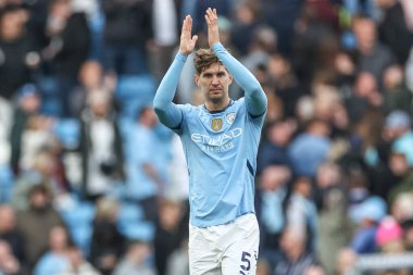 Manchester City 'den John Stones, Manchester City' nin 5 Ekim 2024 'te Etihad Stadyumu' nda oynanan Premier League maçında City 'nin 3-1 kazanmasından sonra taraftarları alkışlıyor.