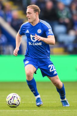 Leicester City 'den Oliver Skipp, 5 Ekim 2024' te King Power Stadyumu 'nda Leicester City ile Bournemouth arasında oynanan Premier League maçında topu kırıyor.
