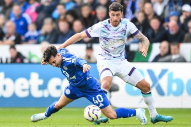 Leicester City 'den Facundo Buonanotte, Bournemouth' lu Marcos Senesi tarafından 5 Ekim 2024 'te King Power Stadyumu' nda Leicester City ile Bournemouth arasında oynanan Premier League maçında kirletildi.