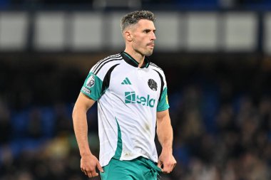 Newcastle United takımından Fabian Schr, 5 Ekim 2024 'te Goodison Park, Liverpool' da oynanan Premier League maçında Everton - Newcastle United maçında tam zamanlı tepki gösterdi.