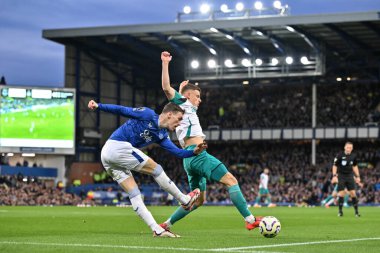 Newcastle United 'dan Harvey Barnes Premier League maçında Everton, Newcastle United' a karşı 5 Ekim 2024 'te Goodison Park, Liverpool' da oynanan Everton-Newcastle maçı sırasında Everton açıklarından James Garner.