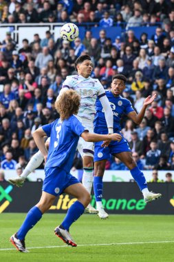 Bournemouth 'dan Evanilson ve Leicester City' den James Justin, 5 Ekim 2024 'te King Power Stadyumu' nda Leicester City 'nin Bournemouth' a karşı oynadığı Premier League maçında yüksek top mücadelesi verdiler.